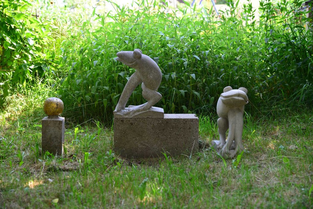 Froschkönig, links Muschelkalk, rechts Betonguss, 39,5 x 17 x 29 cm