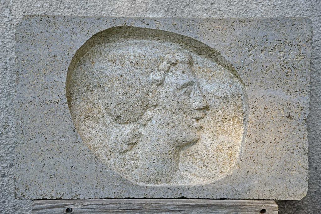 Sappho, Muschelkalk, 32 x 52 x 10 cm