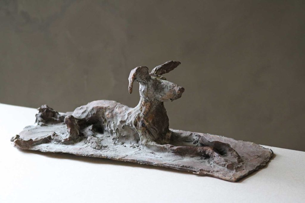 Hund mit Flugohren, Bronze, 11 x 33 x 14 cm
